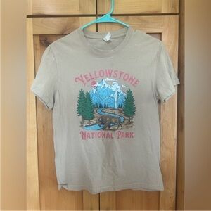 Yellowstone National Park tan neutral Graphic T-Shirt small vintage vibes S